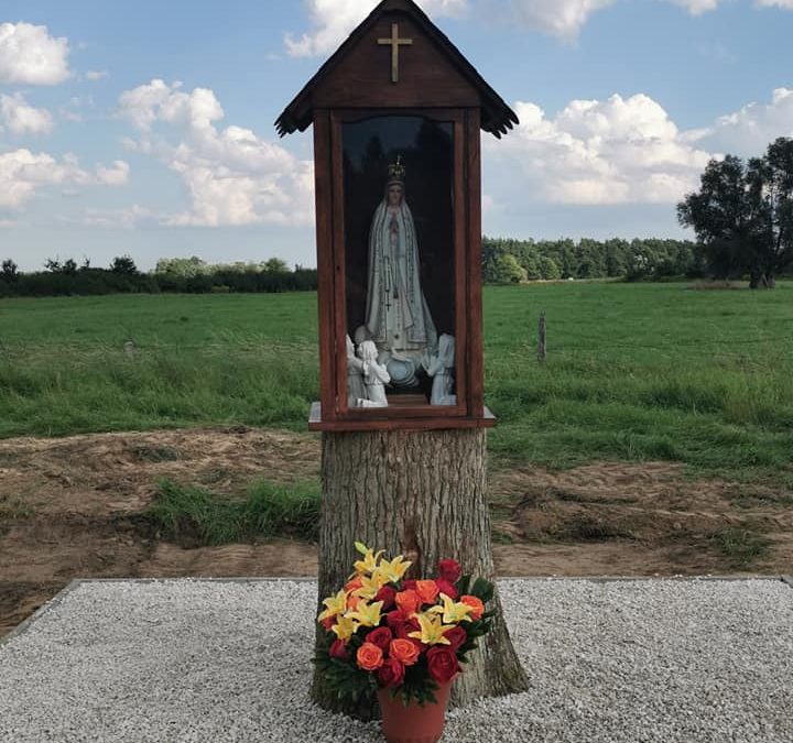 Kapliczka obok placu budowy Domu Aniołków