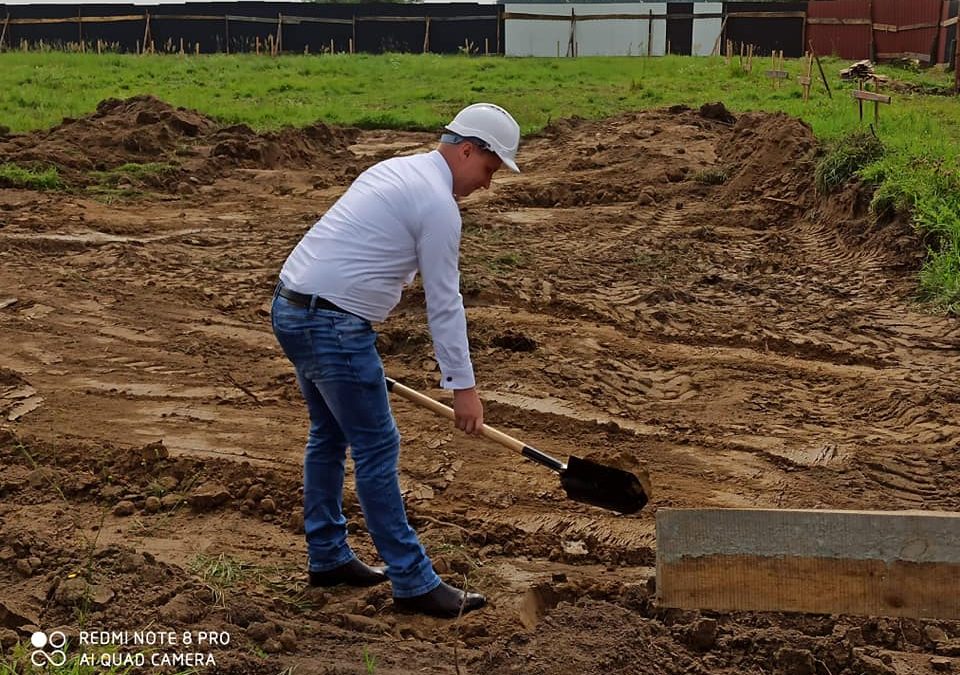 Uroczyste wkopanie pierwszej łopaty na placu budowy Domu Aniołków